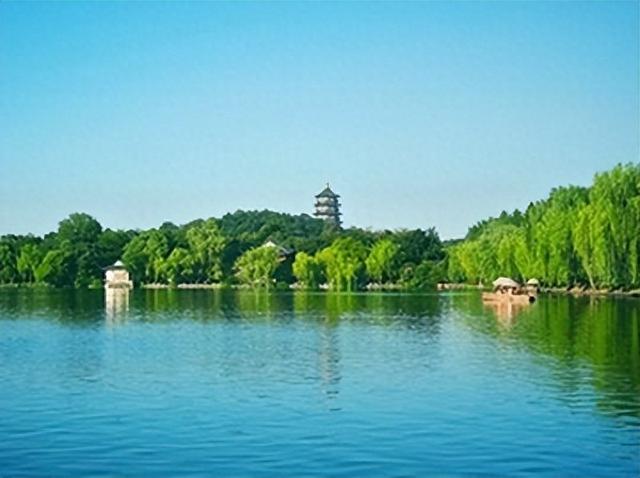 白居易笔下的西湖春景，新燕啄泥绘诗图